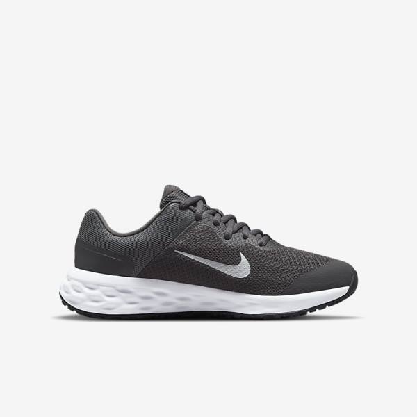 Nike Revolution 6 Older Straßen Laufschuhe Kinder Grau Weiß | NK046XKZ